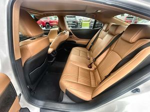 Sedán Automático de Lujo 2024 E-S de 8 Velocidades, Usado Certificado, Tracción Delantera - Product Image 3