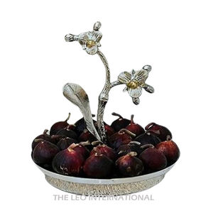 Conception de fleurs de forme ronde à texture martelée avec poignées latérales Plateau de qualité alimentaire en métal en aluminium pour la maison - Product Image 2