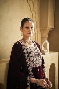 Costume élégant de velours Salwar Kameez Palazzo avec perles de broderie complexes travail de détails faits à la main pour une tenue de fête - Product Image 2