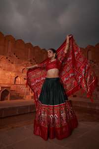 Soporte/Diseño de hoja perenne para adultos Gorgeous Looking Dola Silk Lehenga Choli con Dupatta con lámina y trabajo de impresión al precio más bajo - Product Image 2