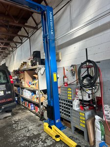 Elevador de Dos Postes Northstar de 10,000 lb. Elevador de dos postes de alta resistencia con gran capacidad de elevación, el mejor elevador de autos para taller mecánico, proveedor cerca de mí - Product Image 2