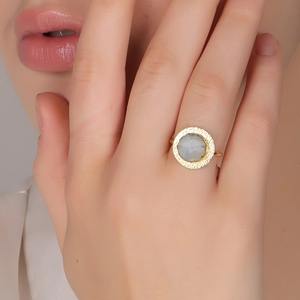 Anillo de piedra lunar de arcoíris de lujo de la mejor calidad, joyería hecha a mano para un aspecto elegante y moderno disponible para la venta desde India - Product Image 5