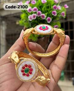 Elegantes brazaletes de metal Rajwadi con adornos de piedra con acabado dorado antiguo perfectos para bodas, festivales, funciones tradicionales - Product Image 5