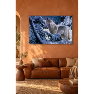 Impression sur toile de Fida Wolf parmi les branches de pin enneigées - Product Image 2