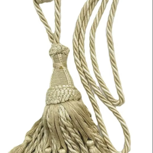 Attache de rideau décorative à pompons - Product Image 1