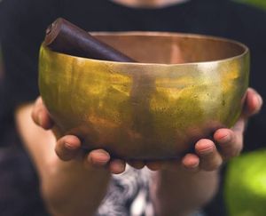 Cuenco Musical de latón grande con vibraciones profundas adecuado para terapia de equilibrio de chakras, Meditación de Yoga y curación energética - Product Image 3