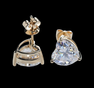 Boucles d'oreilles en argent sterling 925 en forme de coeur blanc Moissanite | Cadeau pour anniversaire - Product Image 1