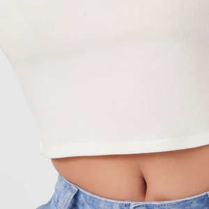 Top corto raglán premium para mujer, estilo béisbol, manga corta con color en contraste, tela suave y elástica, corte ajustado. - Product Image 3