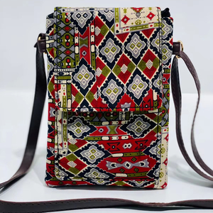 Sac fourre-tout à bandoulière moyen pour femmes et filles Tissu imprimé Handblock avec poche arrière zippée Modèle n ° 1251 Fabriqué en Inde - Product Image 1