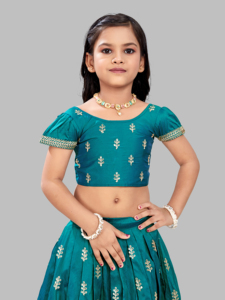 ชุดเลเฮนกาโชลีผ้าไหมสำหรับเด็กผู้หญิง แบรนด์ Shoryam แฟชั่นแบบดั้งเดิม ยาวคลุมเท้า ทรงปกติ สีเขียวรามา ปักลาย สำหรับงานปาร์ตี้ - Product Image 5