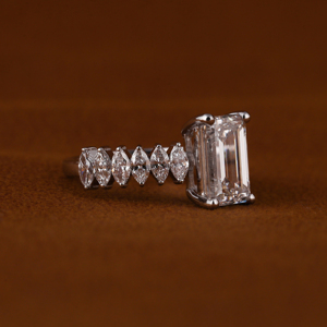 Anillo de compromiso de diamante cultivado en laboratorio de corte esmeralda de 3,00 CT con ajuste de pavé de moda Certificado de oro sólido de 18KT Diamante certificado IGI - Product Image 6
