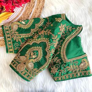 Vestido moderno de seda Banarasi pesado con hermoso hilo de pavo real y trabajo Aari en mangas y espalda Verano Trabajo hecho a mano pesado - Product Image 1