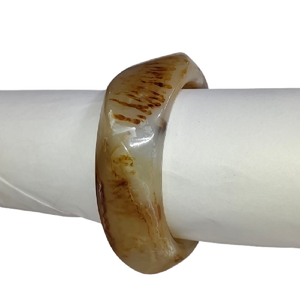 Bracelet contemporain en résine marbrée couleur crème, forme irrégulière, durable, fait main, imperméable, écologique, finition haute brillance - Product Image 5