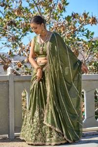 Tela Chinon pesada verde oliva recién lanzada con trabajo de bordado Leheriya Lehenga Choli para eventos tradicionales de boda - Product Image 3