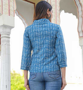 Elegante Camisa de Rayón Azul Índigo con Estampado Geométrico, Cuello Camisero y Mangas Tres Cuartos para Mujer, Estilo Casual - Product Image 3