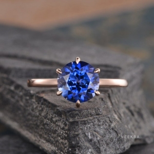 Ajuste a mano 8 mm Corte redondo Zafiro azul cultivado en laboratorio 6 puntas 14K Anillo de oro rosa sólido Anillo de compromiso de zafiro solitario - Product Image 1