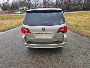 Volkswagen Routan SE 2009 d'occasion, conduite à gauche - Product Image 6