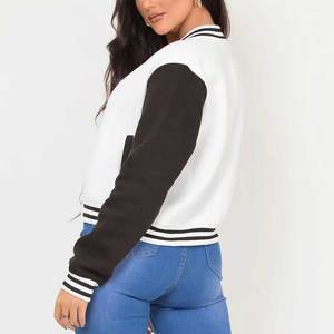 Veste universitaire moderne pour femme avec corps en tissu doux effet laine, manches en similicuir résistant et style universitaire intemporel pour un usage quotidien - Product Image 2