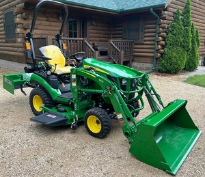 Tondeuse à gazon électrique industrielle John Deere X758 4x4 pour usage professionnel - Product Image 2