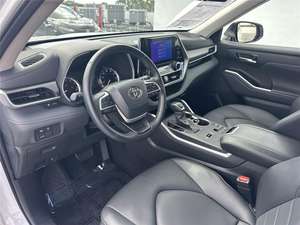 Usado 2024 Toyo-ta Highlander XLE - Product Image 3