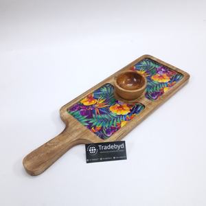 Planche de service en bois de luxe avec poignée, bol à chutney et illustration en émail complexe par Tradebyd - Product Image 1