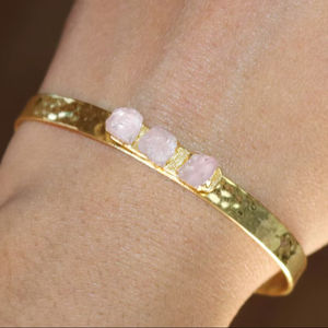 Brazalete de Cuarzo Rosa Genuino, Brazalete Chapado en Oro de 18k, Brazalete de Piedra Natal de Enero - Product Image 1