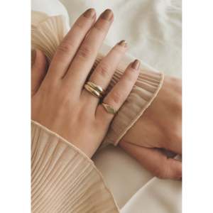 Anillo de Doble Cúpula Dare to Love en Oro de 18K, Moderno, Casual, Elegante, con Incrustaciones de Piedras y Sello, Regalo Perfecto - Product Image 4