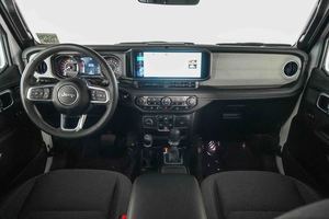 Jeep Wrangler Sahara 2025 de 4 Puertas y Tracción en las 4 Ruedas - Product Image 2