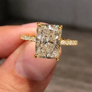 Anillo de Compromiso con Diamante de Corte Ovalado en Oro Amarillo con Engaste Pavé, Estilo Clásico, Joyería Fina para Mujer - Product Image 1
