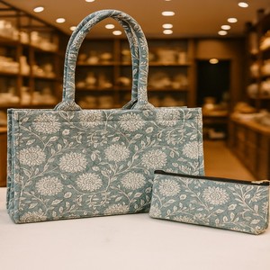 Bolso de mano acolchado con estampado hecho a mano gris Tela de algodón suave Cierre de cremallera Patrón sólido Cadenas de compras de viaje de moda para mujer - Product Image 1