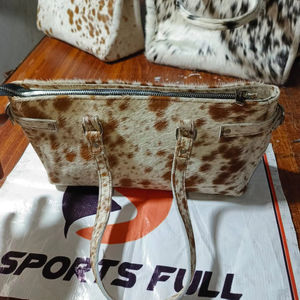 Nuevo Bolso de Mano de Cuero Vacuno Personalizable de Diseño, Accesorio de Moda para el Hombro con Diadema, Duradero y Multifuncional - Product Image 1