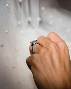 แหวนหมั้นเพชรโมอิสตัดวงรีขนาด12x8มม. พร้อมวงฮาโลและสายปูในการตั้งค่าแบบคลาสสิก | เครื่องประดับเจ้าสาวคุณภาพดีสำหรับงานแต่งงาน - Product Image 2