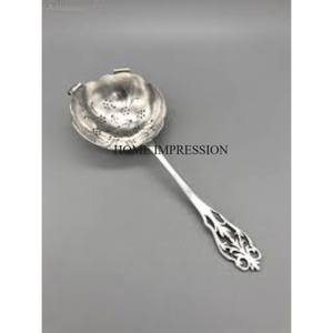 Colador de té pulido brillante de color plateado fundido de aluminio con mango de diseñador de hojas y flores de La India a un precio impresionante - Product Image 2