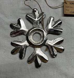 Hanging Xmas Metal Snowflake Flocons de neige de Noël de différentes tailles disponibles Ornement pour la décoration de la maison. - Product Image 5
