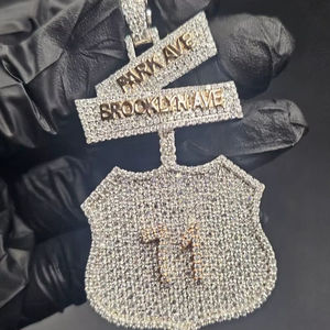 Colgante Personalizado de Letrero Urbano con Incrustaciones de Moissanita, Diseño de Escudo con Nombre de Brooklyn, en Plata de Ley Chapada en Oro, Joyería Fina - Product Image 1