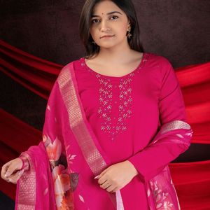 Vibrant Kurti Set con Dupatta con estampado floral bordado a mano y fondos a juego Ideal para reuniones familiares y eventos - Product Image 4