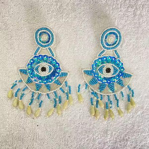 ต่างหูประดับลูกปัดสีฟ้าทำมือ ต่างหูทรงโบฮีเมียนแบบห้อย ดีไซน์เก๋ไก๋สำหรับผู้หญิงจากอินเดีย - Product Image 1