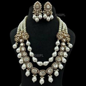 Conjunto de Collar y Aretes de Perlas de Tres Capas Chapadas en Oro de Primera Calidad, Colección de Joyería para Bodas para Mujer - Product Image 1