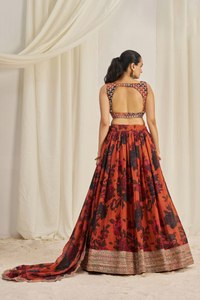 Lehenga de organza con estampado floral con Zari, Dori, Sequin Work | Lehenga semicosido, blusa descosida y Dupatta bordada - Product Image 2