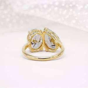 Anillo de Compromiso con Diamante Cultivado en Laboratorio Certificado por IGI, Corte Oval y Pera, Toi Et Moi, Certificado por IGI - Product Image 2