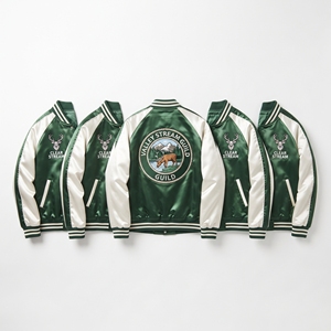 Chaqueta Varsity de Satén al por Mayor, Verde Bosque, con Bordado de Ciervo Blanco, Chaqueta Letterman con Botones a Presión, Proveedor de Ropa Exterior de Béisbol - Product Image 1