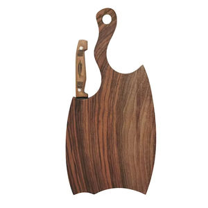 Tabla de cortar de madera con forma y tamaño irregulares y asa para sujetar el cuchillo. - Product Image 1