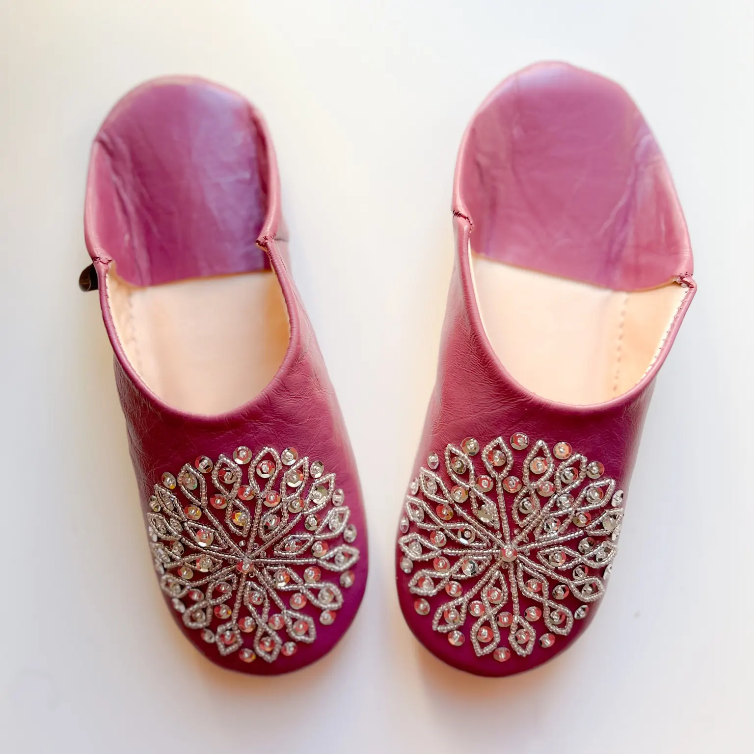 女性のモロッコの革バブーシュ靴ホームスリッパ紫の色の屋内スリッパ