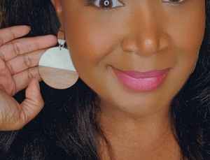 ต่างหูเรซิ่นและไม้สไตล์ศิลปะสำหรับผู้หญิง เครื่องประดับทำมือ ดีไซน์โดดเด่น สีสันสดใส แฟชั่นอินเทรนด์ - Product Image 4