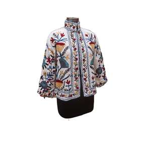 Chaqueta acolchada hecha a mano para mujer con bordado Suzani Abrigo corto de otoño relleno de algodón con diseño de logotipo tejido - Product Image 4