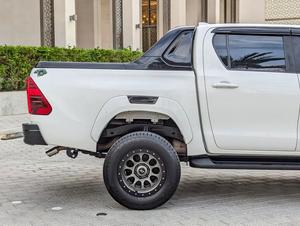 Elegante Toyota Hilux GR Sport 2023 con motor diésel de cuatro cilindros turboalimentado de 2.8 litros - Product Image 4