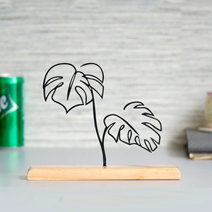 Sculpture de feuille en métal noir de designer sur base en bois L'accent de table élégant ajoute une touche artistique organique à n'importe quelle pièce - Product Image 3