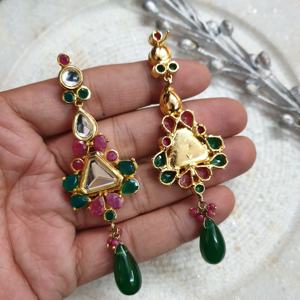 Pendientes Kundan tradicionales chapados en oro de 22K con piedras verdes y rosas, joyería étnica india para bodas y fiestas - Product Image 2
