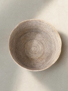 Panier de rangement Skye en rotin naturel, écologique, moderne, multi-usages, à bords festonnés - Product Image 1