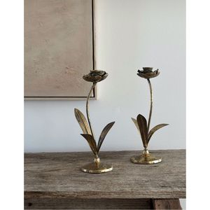 Porte-bougie artisanal en métal floral à 2 tasses |   Candélabre en fer bronze antique, vente en gros, pièce maîtresse décorative pour les événements et la maison - Product Image 2